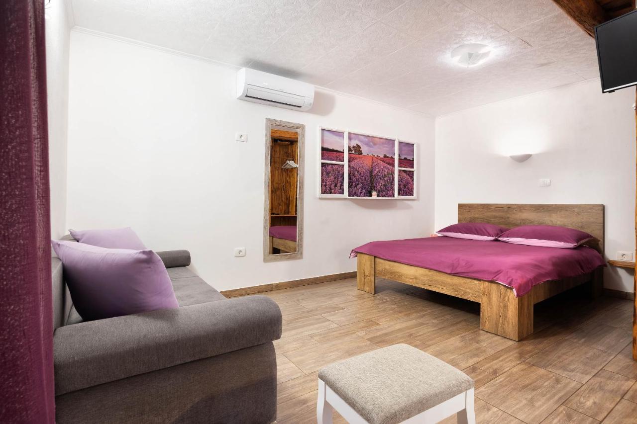 Touristfarm - Apartments "Red Fairytale" Marezige Exterior foto