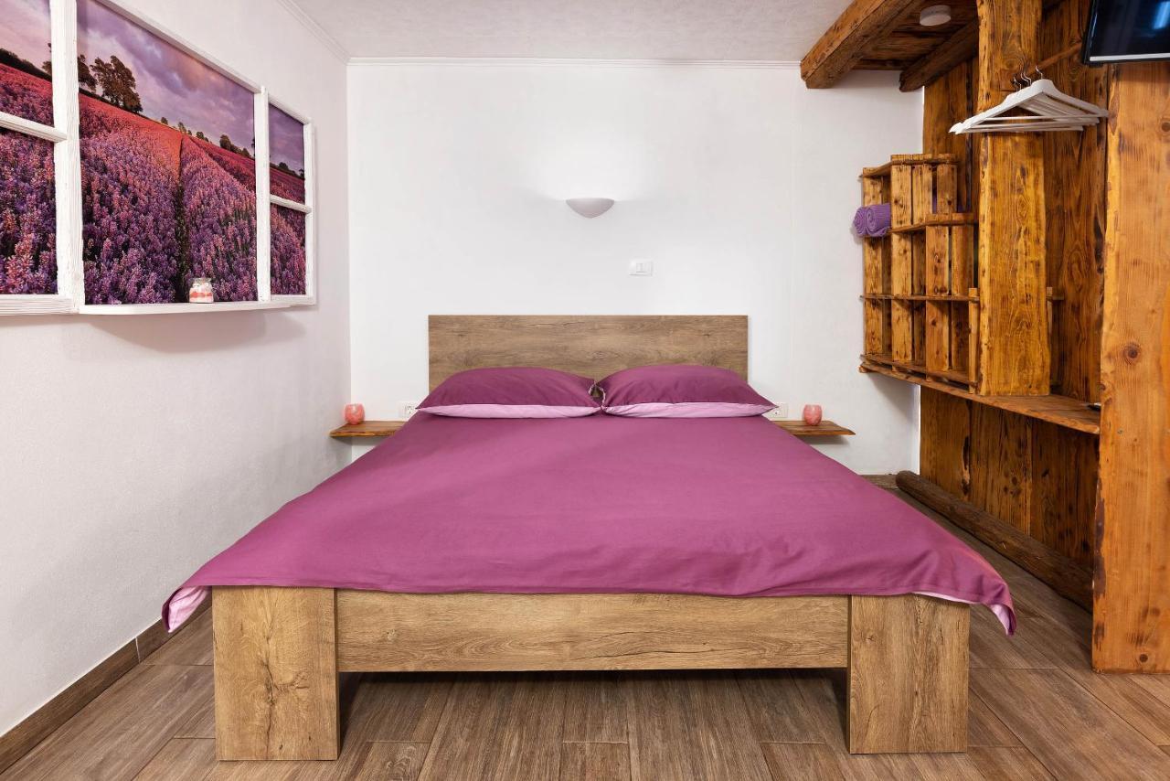 Touristfarm - Apartments "Red Fairytale" Marezige Exterior foto