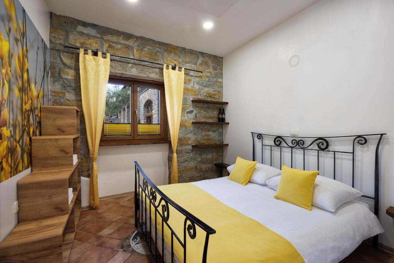 Touristfarm - Apartments "Red Fairytale" Marezige Exterior foto
