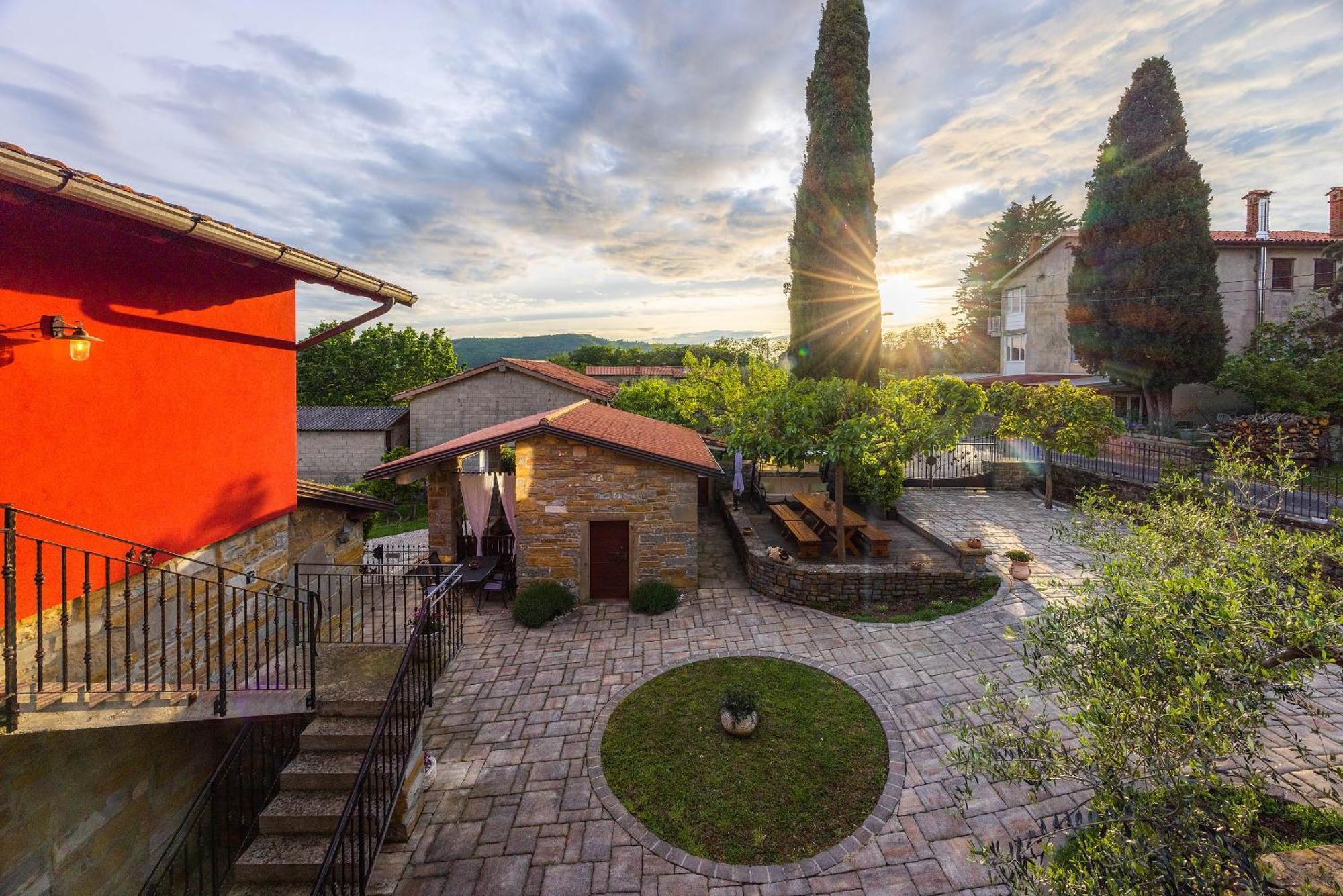 Touristfarm - Apartments "Red Fairytale" Marezige Exterior foto