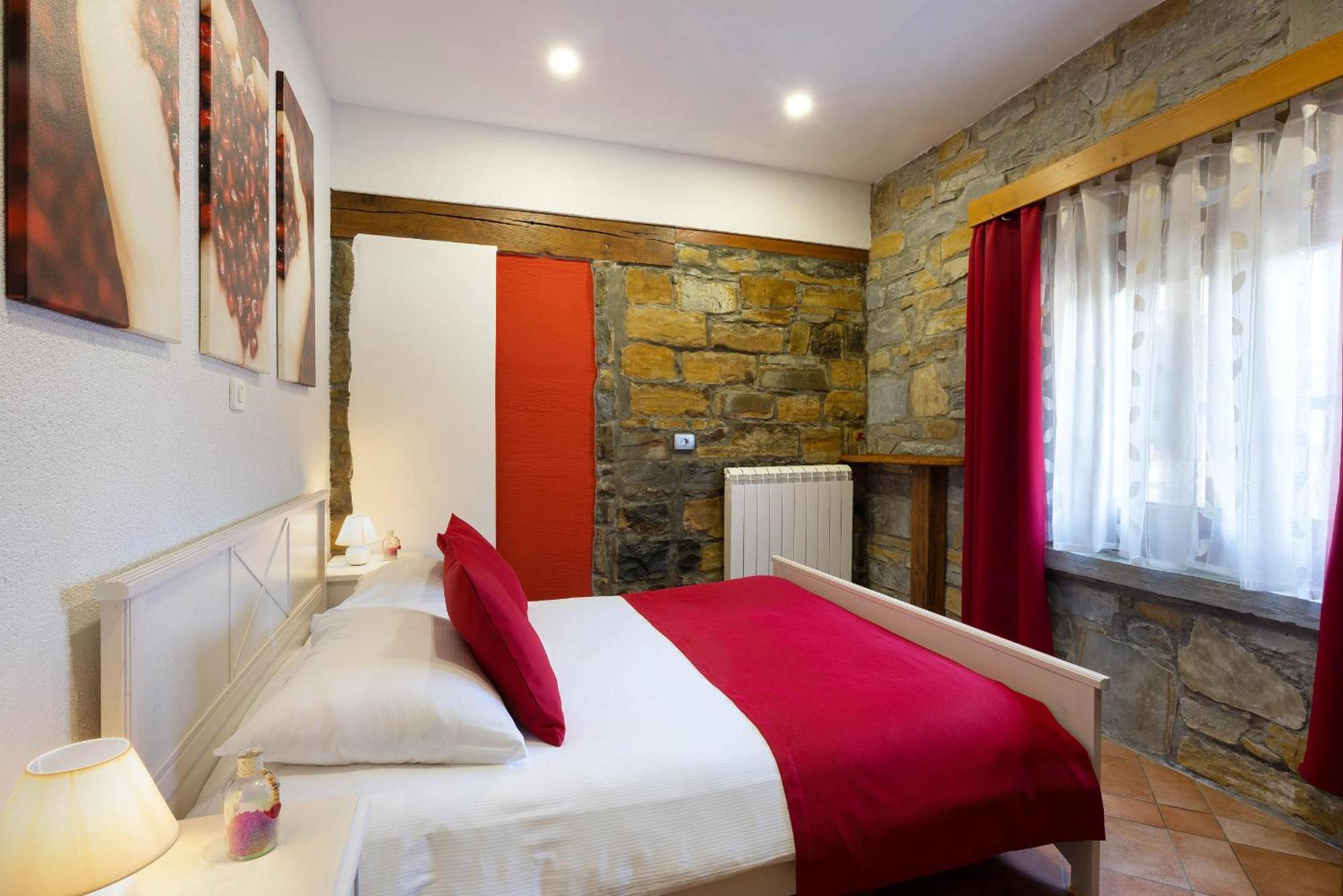 Touristfarm - Apartments "Red Fairytale" Marezige Habitación foto